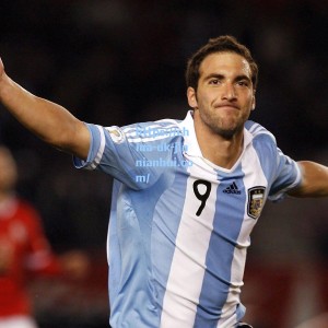 半场战报，热刺1-1纽卡，约翰逊闪击破门，巴恩斯抽射扳平，特尔失大单刀