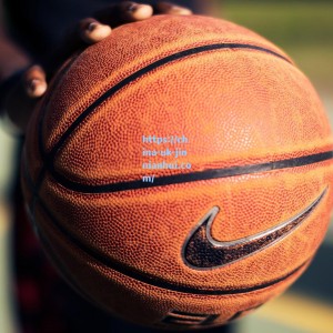 杨瀚森被记者犀利提问难住 刘维伟贴心为爱徒擦汗解围