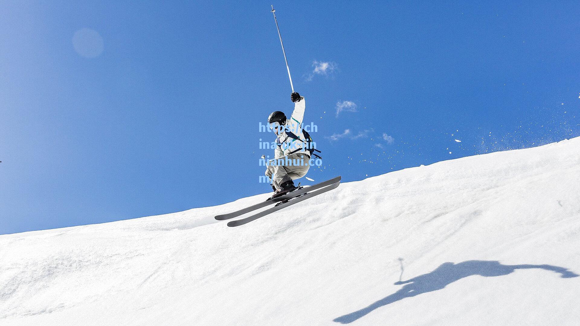 网坛巨星萨巴伦卡惊喜亮相曼联!手持红魔球衣与费迪南德同框,跨界联动引爆体坛热议